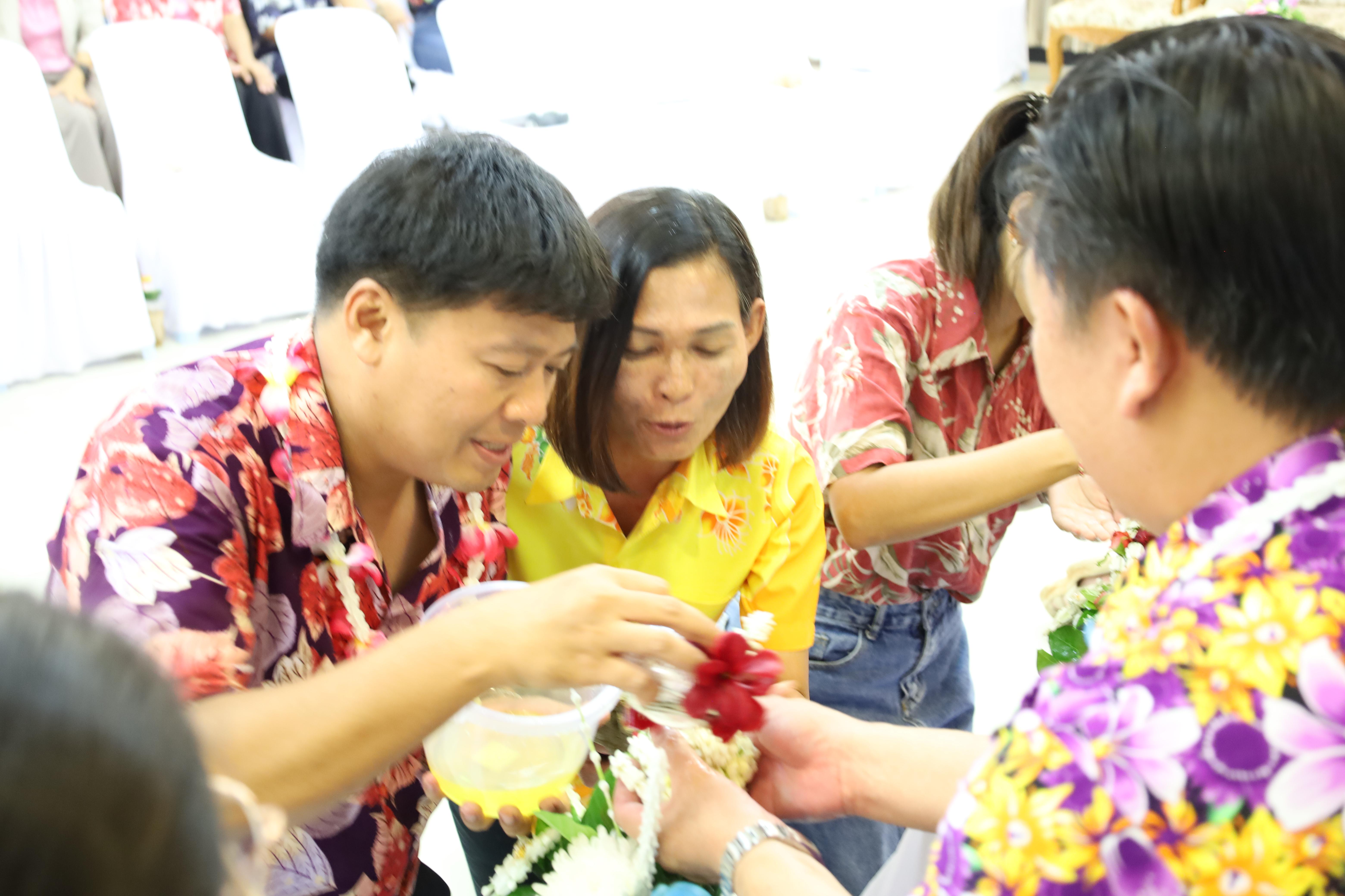 111. วันที่ 26 เมษายน 2568 สาขาการบริหารการศึกษา ได้จัดกิจกรรมรดน้ำดำหัวคณาจารย์ระดับบัณฑิตศึกษา ประจำสาขาการบริหารการศึกษา ณ ห้องประชุมครุร่มสัก 1 ชั้น 3 อาคารคณะครุศาสตร์